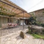 Cour avec terrasse ombragée du gîte de La Réméjeanne