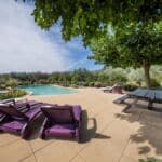 Extérieur du gîte de La Réméjeanne avec piscine