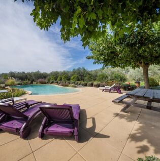 Extérieur du gîte de La Réméjeanne avec piscine