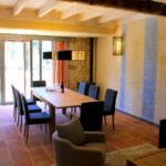 Pièce de vie avec salle à manger et coin salon