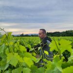 Le gérant dans les vignes du Domaine Le Chapelier
