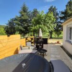 Terrasse privative avec salon de jardin et jacuzzi