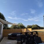 Terrasse privative avec jacuzzi et jardin