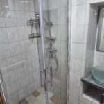 Salle d'eau avec douche et lavabo