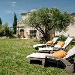 Jardin privé et façade du gîte La Bête