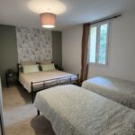 Chambre avec 1 lit double et 2 lits simples