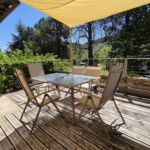 Terrasse ombragée avec table et chaises