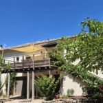 Façade du gîte avec vue sur la terrasse