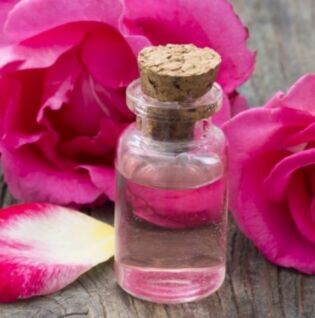 Les hydrolats, également appelés eaux florales, sont des produits issus de la distillation de plantes aromatiques ou médicinales