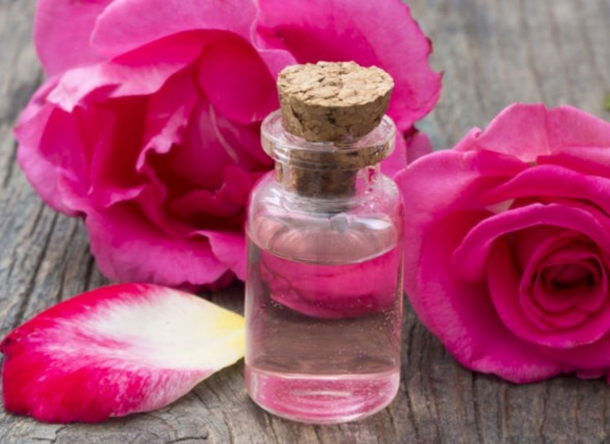 Les hydrolats, également appelés eaux florales, sont des produits issus de la distillation de plantes aromatiques ou médicinales
