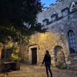 Flanerie dans les ries d'Aiguèze illuminées et décorées pour le marché