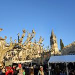 profiter d'un vin chaud en flanant parmi les stands artisanaux d'Aiguèze