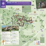 Panneau des sentiers de randonnées de Lirac