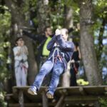 Lancez vous dans les airs depuis la cîmes des arbres au parc Accroche Aventure
