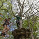 Tout au long du parcours des espace filet et tyrolienne vous attendent sous les arbres