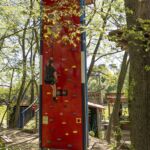 Mur d'escalade ludique dans le parc Accroche Aventure