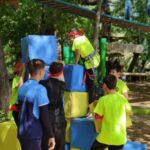 Relevez des défis en équipe au parc Accroche Aventure