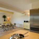 Le Baranier - Cuisine ouverte sur l'espace repas