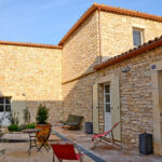 Maison Aiguèze - Vue extérieure de la maison avec grande terrasse.