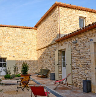Maison Aiguèze - Vue extérieure de la maison avec grande terrasse.