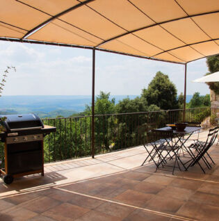 Maison Issirac - Grande terrasse ombragée avec vue sur la nature