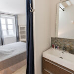 Maison Issirac - Chambre 3 avec lit double et salle d'eau