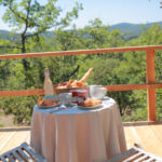 Yourte Cyprès - Petit-déjeuner servi sur la terrasse avec vue sur la nature