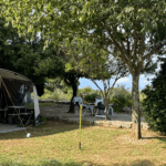 Camping Le Mas de Linde - Emplacement avec caravane