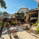 Camping Le Mas de Linde - Cour commune