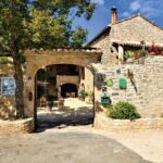 Le Plan de Bec - Bâtiment principal et entrée au Mas de Linde