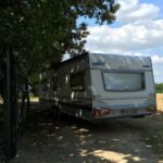 Le Mas de Linde - Accès au parking par le portail