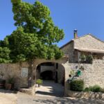 La Vignette - Bâtiment principal et entrée au Mas de Linde