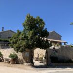 Le Crouzet - Bâtiment principal et entrée au Mas de Linde