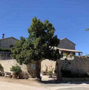 Le Crouzet - Bâtiment principal et entrée au Mas de Linde