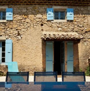 La Triniane - Terrasse et façade du gîte