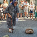 Une drôle de visite dans les rues d'Aiguèze