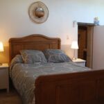 Gîte - Chambre avec 1 lit double et 2 lits simples