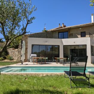 Le Gai Ruisseau - Vue générale de la villa avec piscine et jardin