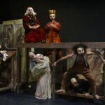 Le chef-d’œuvre intemporel d’Hugo où 6 comédiens à la fois acrobates et danseurs se partagent une cinquantaine de rôles grâce au travail du masque;