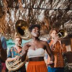 Une tornade de son absolument irrésistible ! Les 9 musiciens des Balaphonics à forte identité cuivrée s’envolent sous la voix soul et soyeuse de Mary May pour un concert chaud chaud chaud !