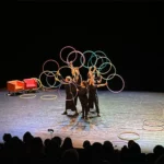 Le spectacle continue : tomber, tenir, survivre ensemble jusqu’au bout.