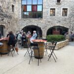 Une sélection d'accords mets et vins au domaine Tour Paradis, au coeur du village d'Aiguèze