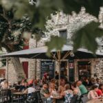 Photo terrasse sous les platanes