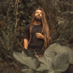 Marcus Gad incarne un reggae roots, spirituel et engagé, nourri de ses liens profonds avec le monde Kanak et des influences multiples de son île.