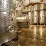 Les grandes cuves en inox dans la cave de vinification du Château de Manissy