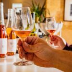 Dégustation par des clients au caveau de dégustation du Château de Manissy