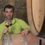 Florian André le vigneron du Château de Manissy qui déguste devant les fûts