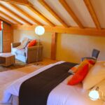 Chambre avec lit double et coin détente