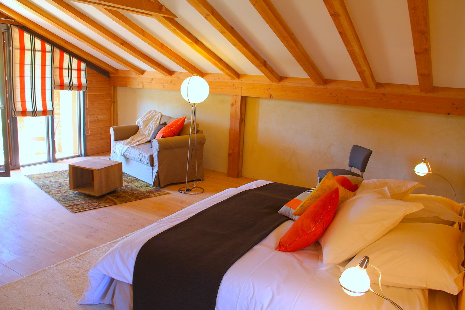 Chambre avec lit double et coin détente