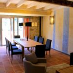 Pièce de vie avec salle à manger et coin salon